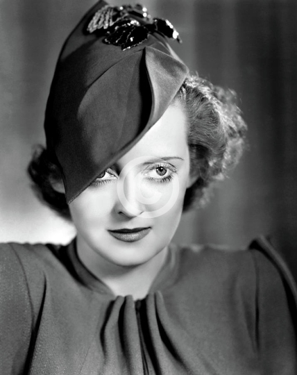 Bette Davis Seductive Glamour In The Studio